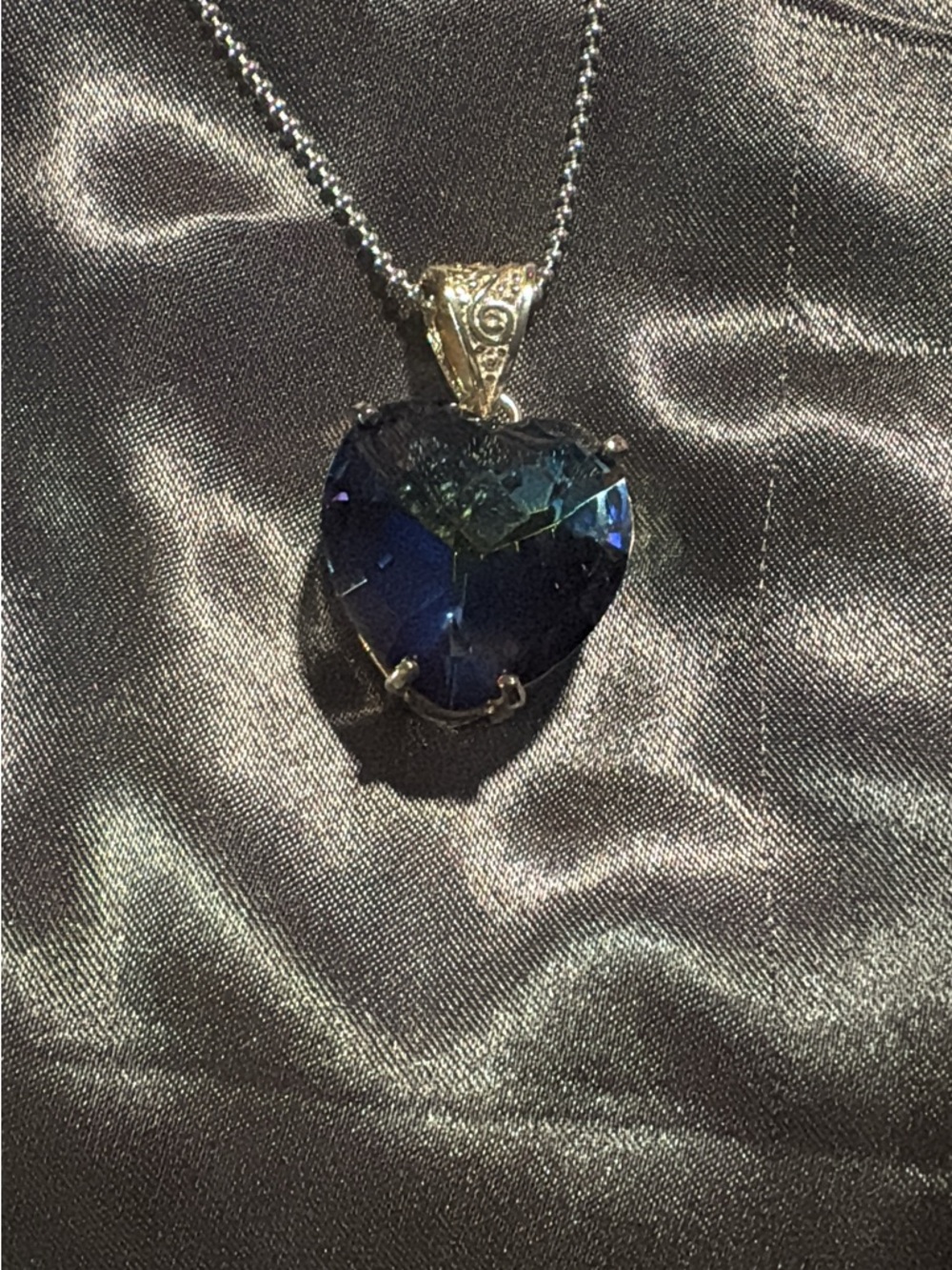 Sterling Silver Vintage Heart Pendant Necklace with Deep Blue Gemstone | 925